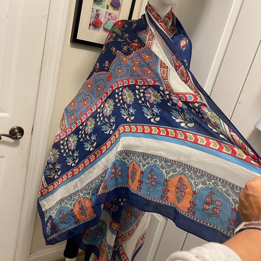 A large 100% silk scarf can be used as a wrapper or Hijab - Picture 5 of 16